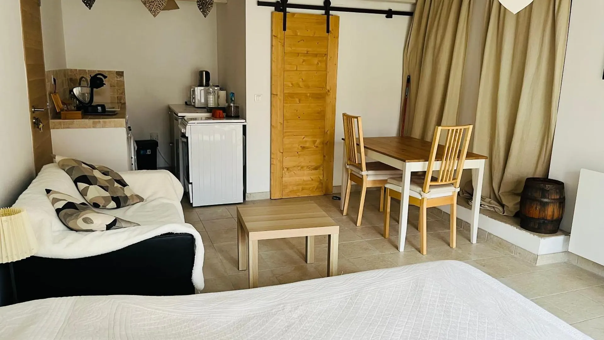 Chez Nous Hotel Merindol Guest house