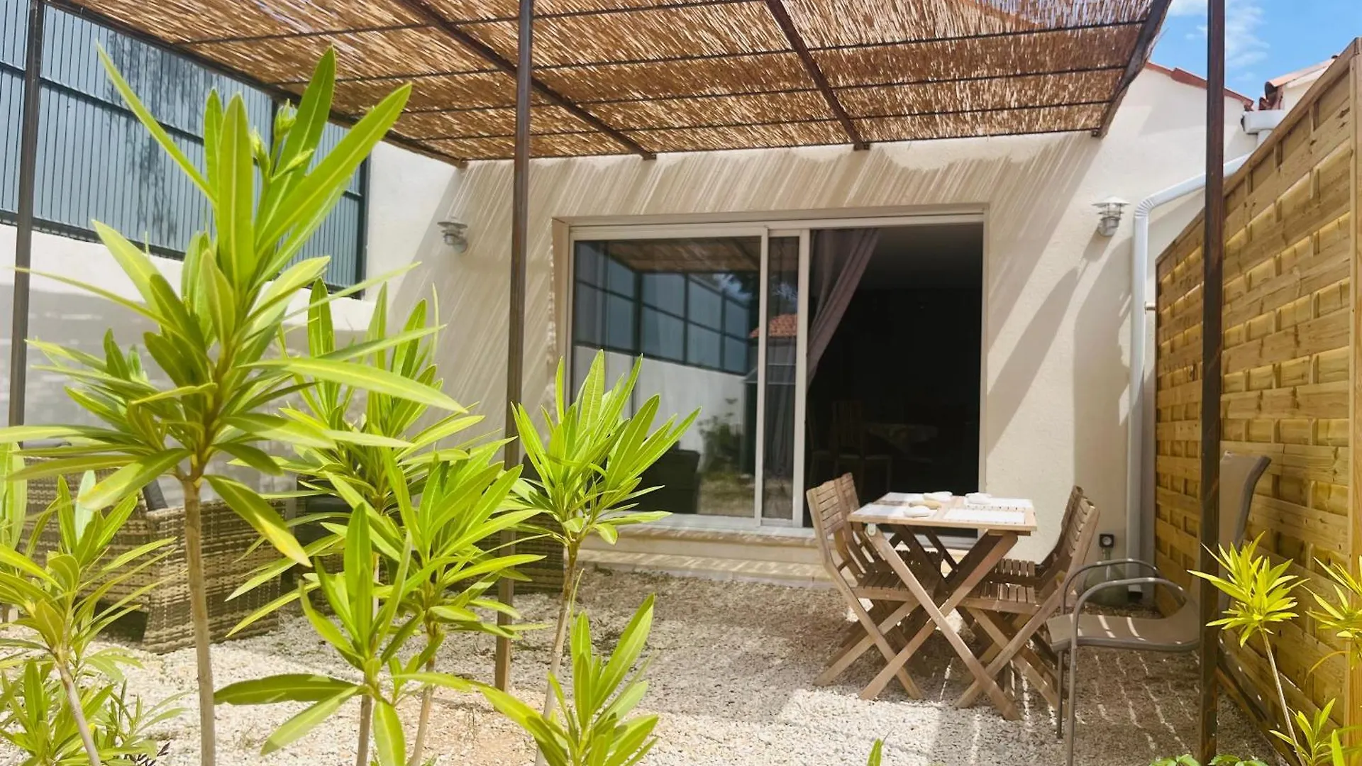 Chez Nous Hotel Merindol Guest house